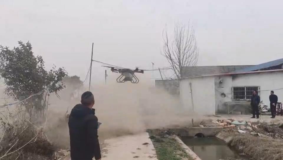 实干不负春光极飞科技P100农业无人机播撒小龙虾饲料演示